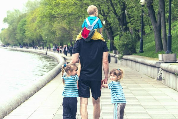 Кабмин официально утвердил декрет для отца ребенка, бабушек и дедушек