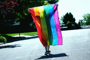 ВИДЕО ⟩ ЛГБТ-сообщество Эстонии ликует! В Таллинне открылся новый современный гей-бар