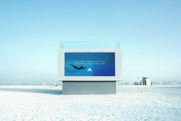 В Дубае установили билборд в виде бассейна, чтобы поддержать мусульманских женщин