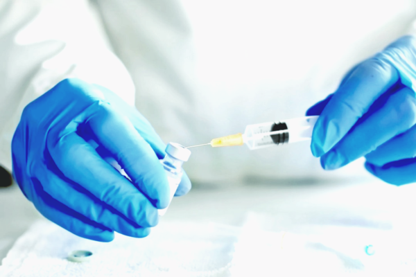 Правительство Украины пообещало, что вакцины хватит всем жителям страны