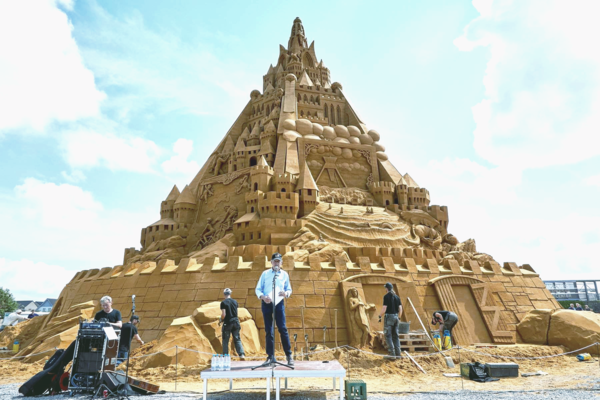 В Дании 30 скульпторов  построили самый высокий замок из песка в мире