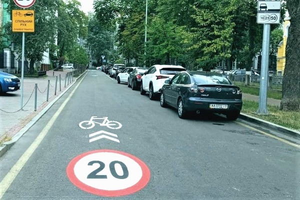 В Киеве появилась первая полоса для движения автомобиля и велосипеда (фото)