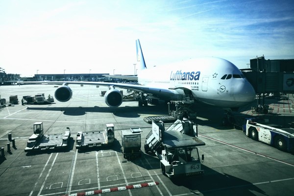 Европейская авиакомпания Lufthansa переходит на гендерно-нейтральное приветствие на борту