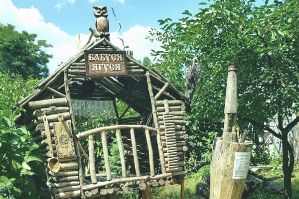 В Киеве обнаружили необычный сквер с персонажами из сказок (фото)