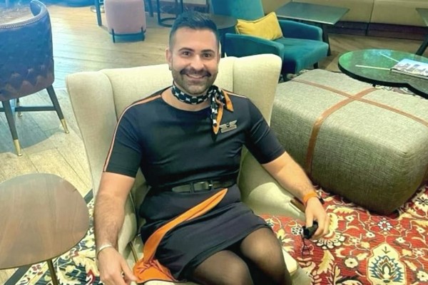 Американская авиакомпания одела стюардов в женскую форму (фото)