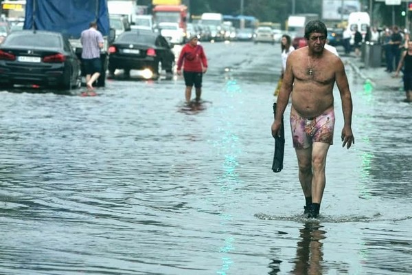 Непогода в Киеве: смотрите последствия урагана, ливня и грозы (фото, видео)
