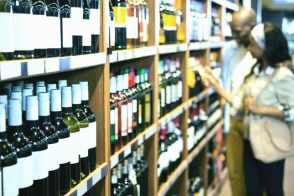 Депутаты предлагают запретить продажу алкоголя и сигарет в супермаркетах