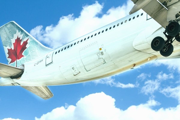 Канадская авиакомпания начнет показывать фильмы на украинском