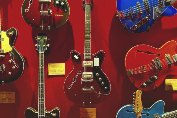 Альтернатива Карнеги Холл в Нью-Йорке: в Киеве появился первый музей электрогитар