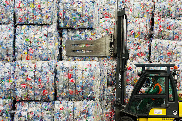 В Киеве открылся пункт для сортировки мусора за который еще и платят