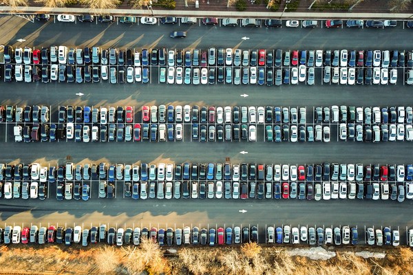 В Киеве начали брать оплату за парковку во дворе дома: адреса и цены