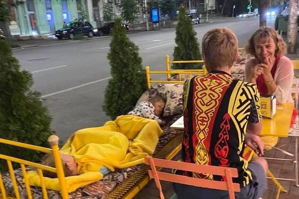 Киевский ресторан установил на летней площадке кровати для гостей (фото)