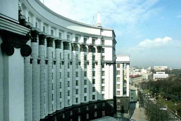 Захват Кабмина в Киеве: террорист с гранатой угрожает подорвать здание (видео)