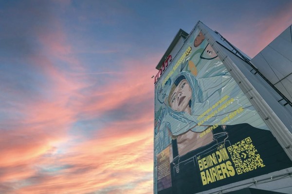 Вместо 200 деревьев: в Киеве появился мурал, который очищает воздух