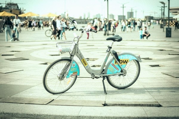 В Киеве на Троещине запретили парковать велосипеды BikeNow