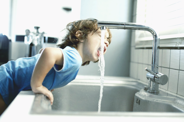 «Киевводоканал» предложил отказаться от бутилированной воды в пользу воды из-под крана