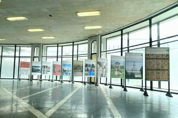 В киевском метро открылась выставка об архитектуре столицы