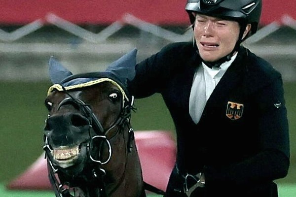 Конь по кличке Святой Мальчик довел до слез спортсменку на Олимпиаде в Токио лишив ее золотой медали