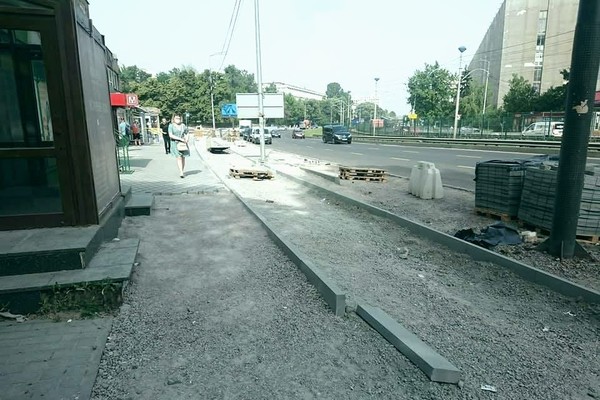 В Киеве на КПИ вместо тротуара построили парковку вопреки проекту