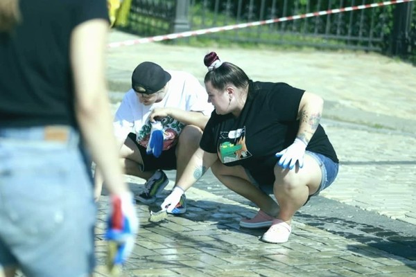 Alyona Alyona очищает следы шин на Софийской площади после дрифта (видео)