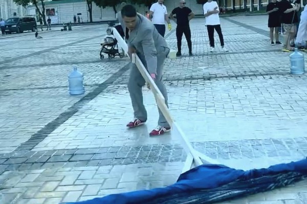 Популярный блогер хайпанул на очистке Софийской площади от следов дрифта (видео)