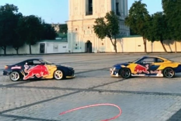 Скандальный дрифт на Софийской площади в Киеве превратили в мемы