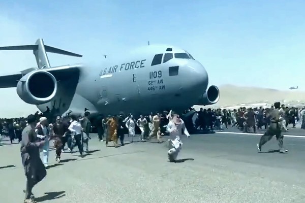 В Афганистане несколько человек упали с самолета во время взлета (видео)