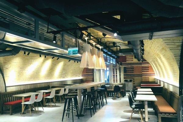 В Киеве открылся инновационный McDonald’s с роботом-транспортером