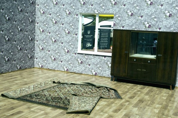 Скандал дня: на Аллее Героев Небесной сотни обустроили декорации советского интерьера