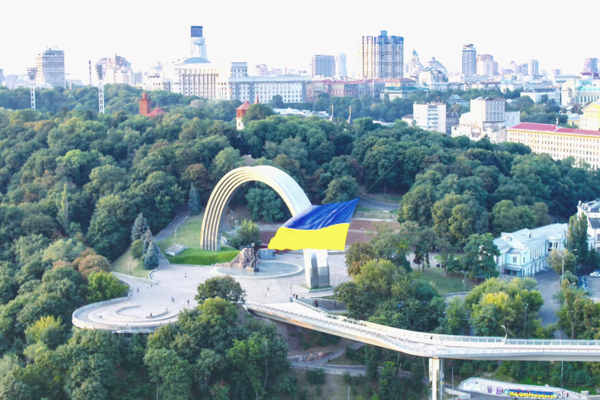 В Киеве подняли в небо на дроне рекордно большой флаг Украины