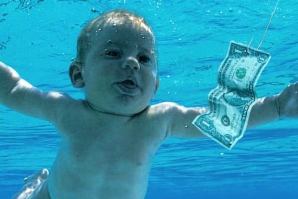 Мальчик с обложки альбома Nirvana подал в суд на участников группы