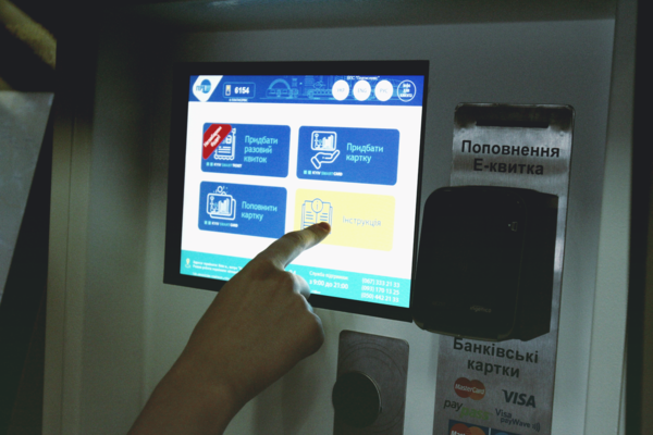 «Все для людей»: В Киеве пассажиры жалуются, что невозможно найти автоматы по продаже билетов