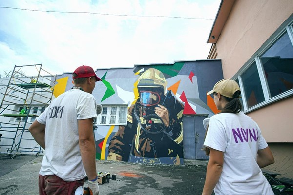 На самой большой пожарной части Киева нарисовали мурал ко Дню спасателя (фото)