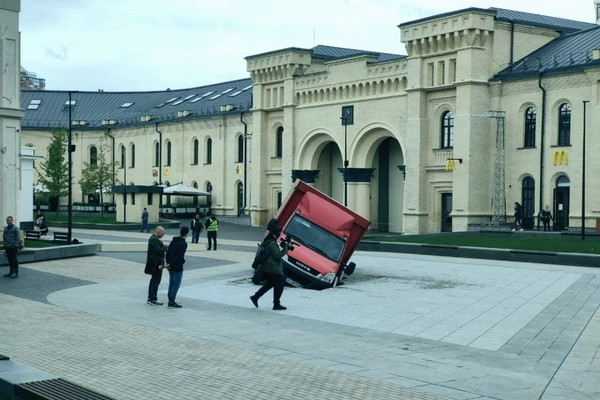 Какие убытки от грузовика, который повредил фонтан на Арсенальной площади