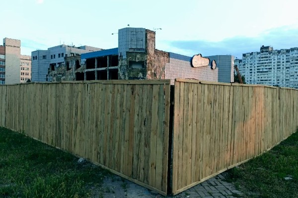 В Киеве на Троещине вместо заброшки строят новый ТРЦ (фото)