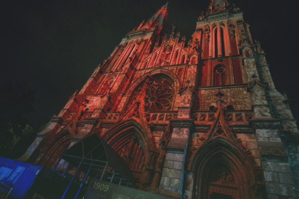 В Киеве загорелся костел Святого Николая: во время пожара был поврежден орган