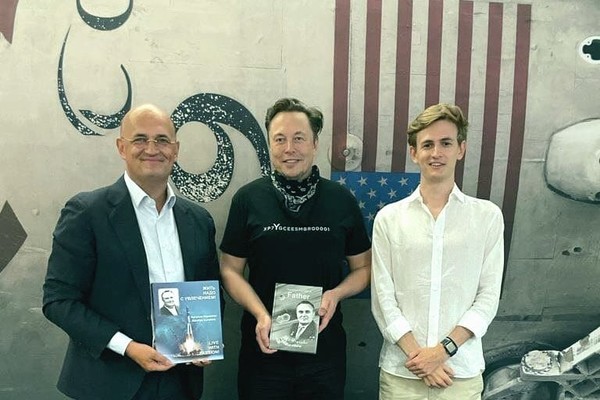 Илон Маск устроил экскурсию по SpaceX для родственников Сергея Королева