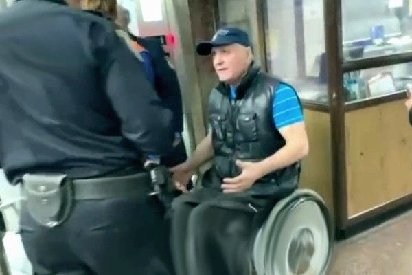 В Киеве в метро не пустили мужчину с инвалидностью, который ехал на футбол (видео)