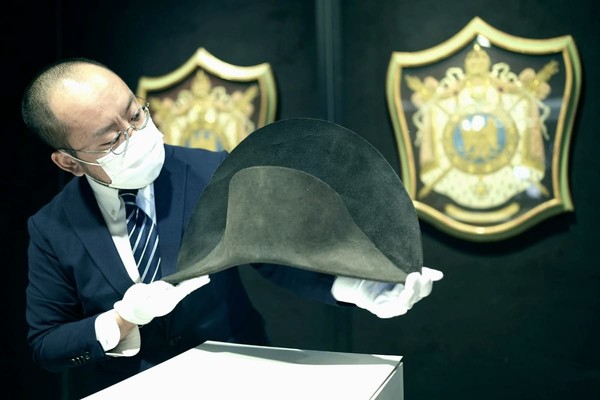 На аукционе продадут шляпу Наполеона с его ДНК