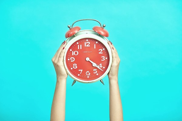 Когда в Украине переводят часы на зимнее время в 2021 году: дата и время