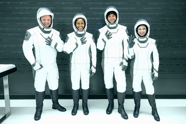 SpaceX Илона Маска впервые отправила в космос туристов (видео)