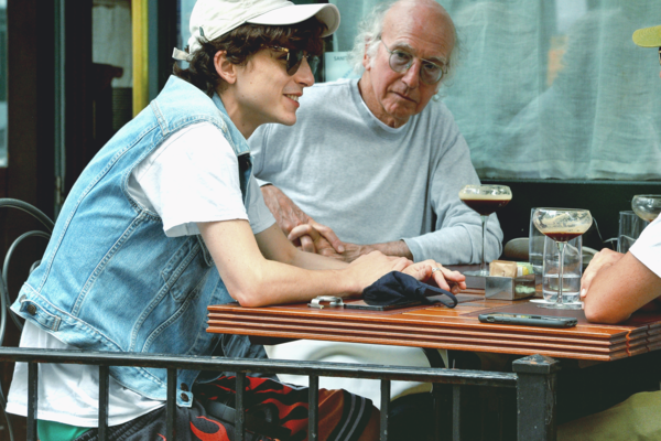 В сети появились новые мэмы после фотографий Тимоти Шаламе, обедающего с Ларри Дэвидом