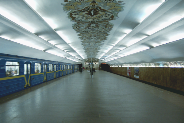 В Киеве из-за футбола сегодня сразу три станции метро введут ограничения на вход 