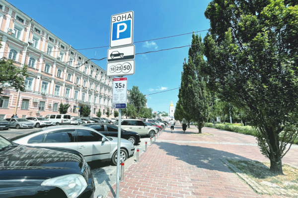 В Киеве стали наносить разметку на платных парковках вдоль дорог 