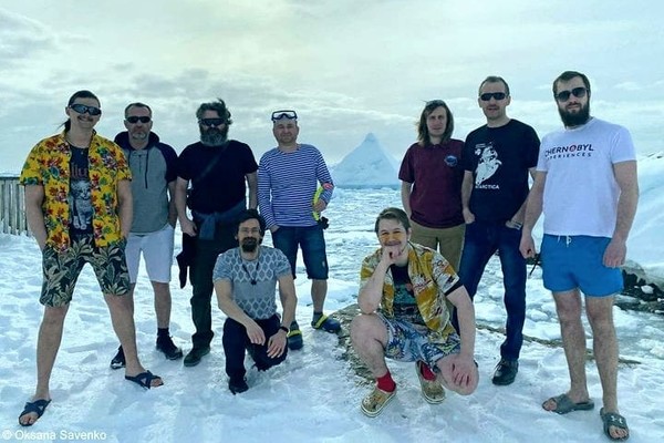 В Антарктиде украинские полярники приоделись в летнюю одежду