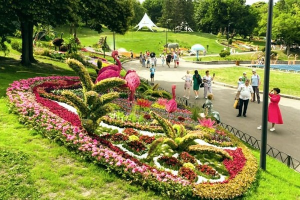 На Певческом поле в Киеве проведут цветочную выставку на тему любви