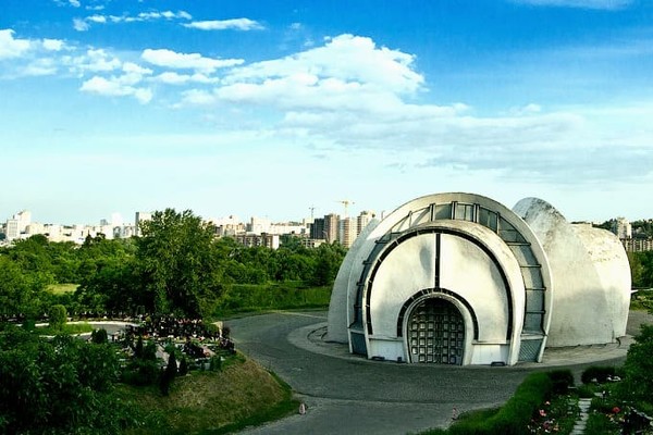 Под Киевом хотят построить мега-кладбище с крематорием под окнами жителей