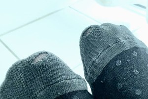 Идея года: японский дизайнер придумал дырявые носки (фото)