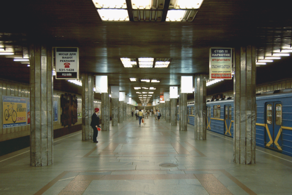 В Киеве сегодня закроют на вход три станции метро из-за футбольного матча 