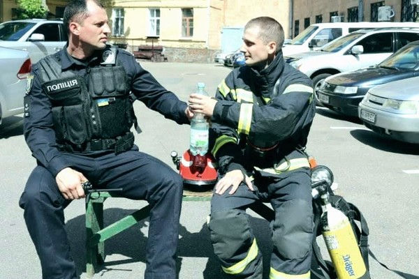 В Киеве установили скульптуру дружбы полицейского и спасателя (фото)